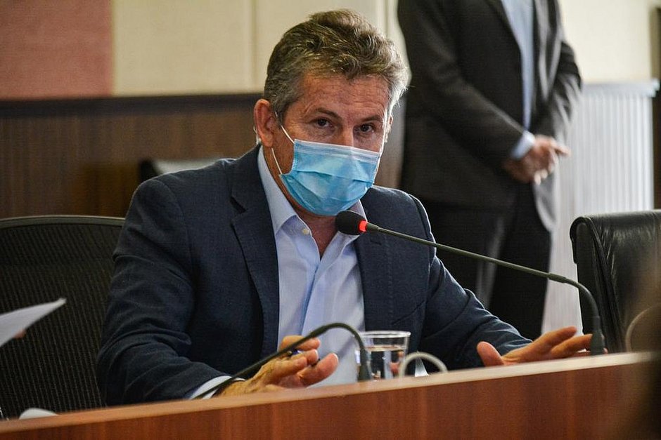 Governador diz que “não pode amarrar ninguém e levar para se vacinar”; secretário afirma que “negacionismo” causa mortes em MT