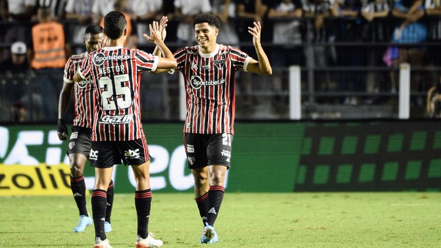 São Paulo vence Santos por 3 a 0, quebra jejum na Vila Belmiro e sobe no Paulistão