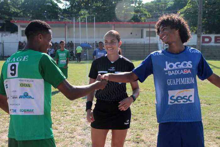 Mulher do apito enfrenta preconceito para crescer na carreira