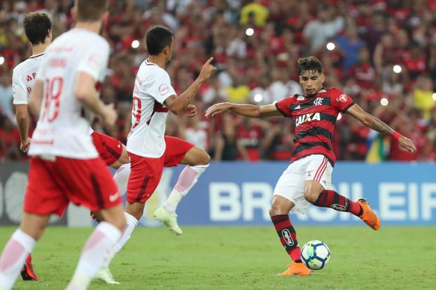 Flamengo vence Internacional e se isola na liderança do Brasileirão