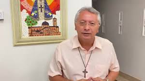 POLIVALENTE: Padre-prefeito reza missa, administra cidade e dirige um time de futebol