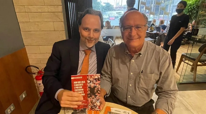 Alckmin aparece em foto ao lado de livro sobre inocência de Lula na Lava Jato