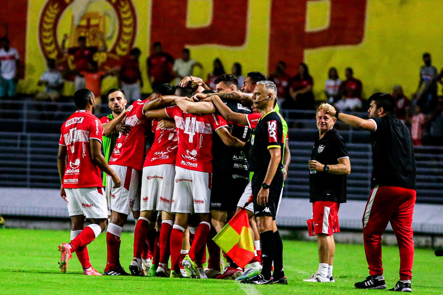 Com golaço de Anselmo Ramon, CRB supera Sampaio Corrêa e vence a 1ª na Série B