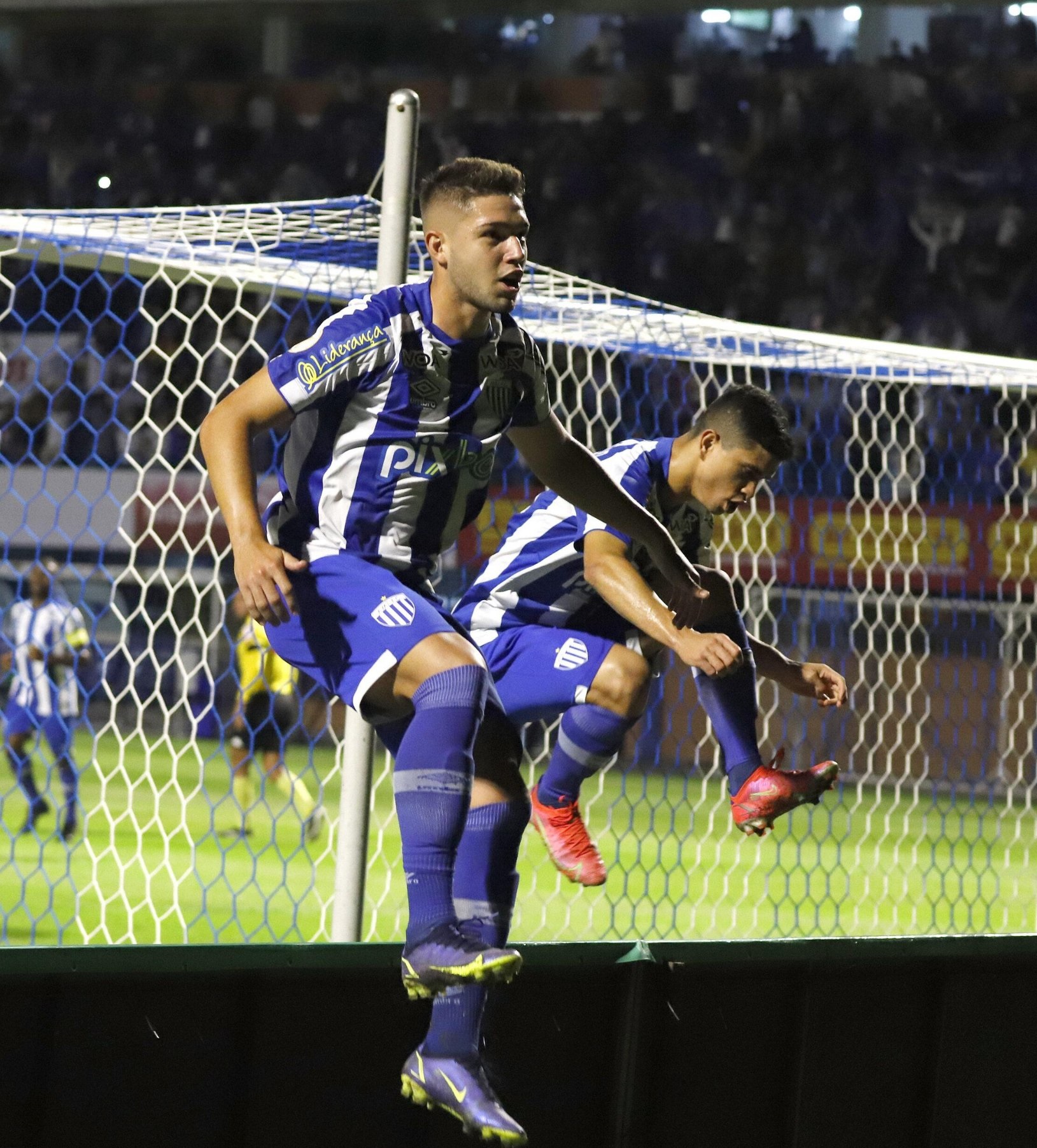 Avaí vence Coritiba em dia de homenagem para Betão e fica em 3º no Brasileirão