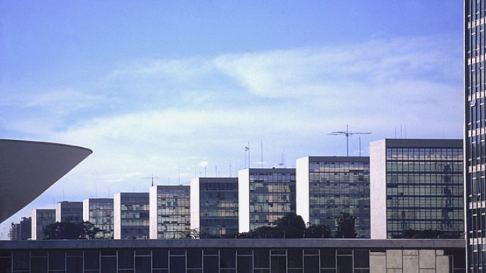 BREQUE NA LADROAGEM: CGU aponta sobrepreço de R$ 1,6 bi em edital de mesas e cadeiras pelo FNDE; órgão é comandado por aliados de Bolsonaro do Centrão