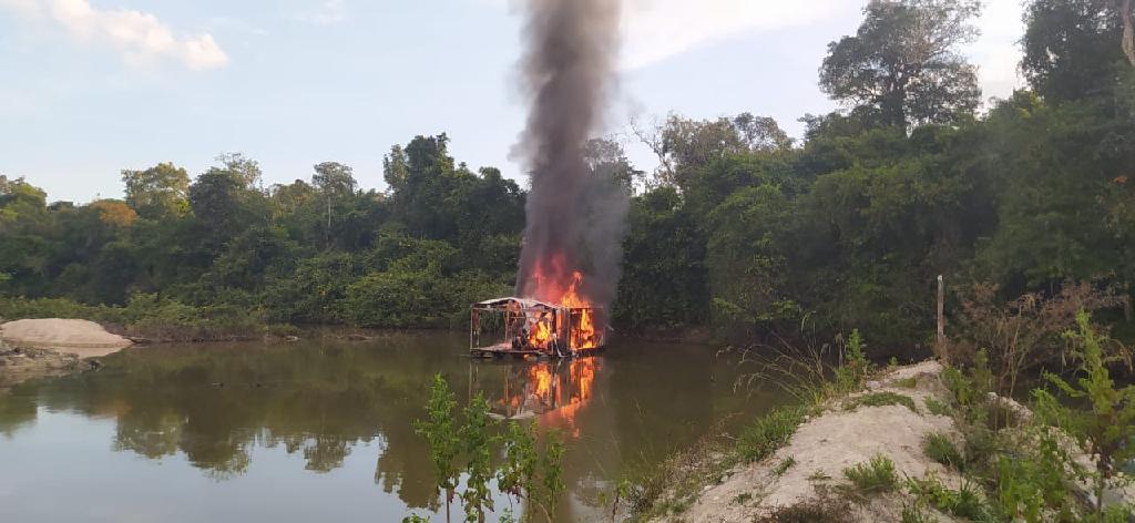 BALANÇO DE OPERAÇÃO:  MT embarga propriedades em área de preservação no bioma amazônico e destrói balsas usadas em garimpos ilegais