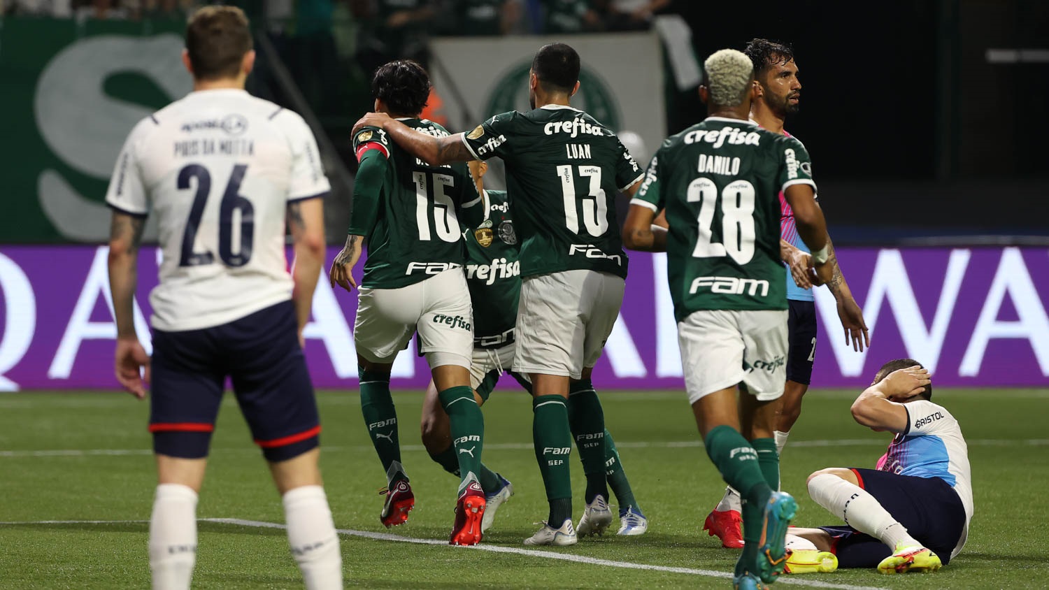 Rony faz de bicicleta, Palmeiras goleia Cerro e vai às quartas da Libertadores