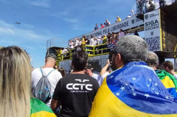 ESTÍMULO À VIOLÊNCIA: Evento armamentista tem pedido de voto a Bolsonaro e sorteio irregular de arma