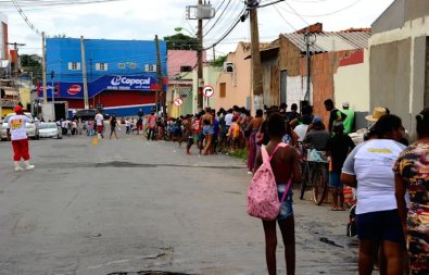 RETRATO DA FOME: Além dos “ossinhos”, cresce em MT número de pedintes que abordam consumidores em frente a supermercados e imploram por alimentos