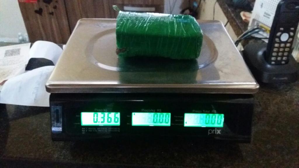  Motoqueiros tentam despistar polícia com quase 400 gramas de droga