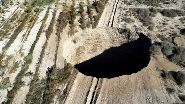 MISTÉRIO: Autoridades chilenas investigam buraco gigante que apareceu no norte do país