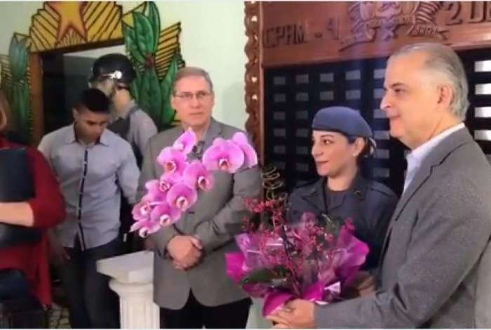 EXEMPLO DE CORAGEM: Cabo da PM que impediu assalto e matou ladrão é homenageada no Dia das Mães