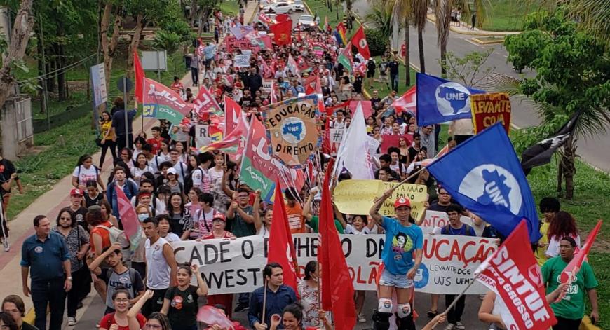 Estudantes da UFMT e IFMT realizam em Cuiabá ato de protesto contra bloqueio de verbas federais para Educação e em apoio à candidatura de Lula