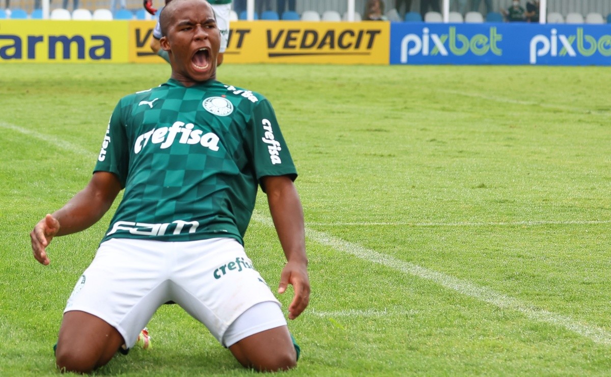 Endrick marca, Palmeiras vira sobre Athletico-PR e pode ser campeão nesta quarta