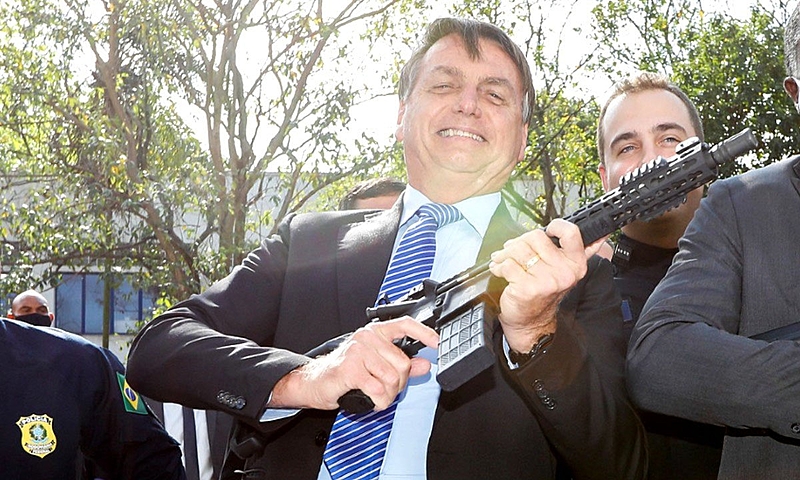 TIRO PELA CULATRA: Caso de Roberto Jefferson continua fazendo estragos no bolsonarismo e é fator de divisão interna no grupo de extrema-direita