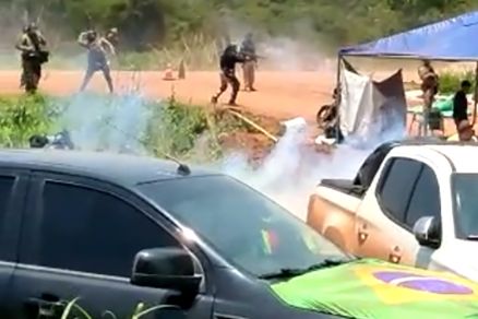 Na base do gás lacrimogênio e spray de pimenta, tropa de choque da PRF põe baderneiros para correr para o mato em BR de MT, que é desbloqueada