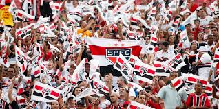 Torcedores protestam contra jogadores e presidente em derrota do São Paulo: 