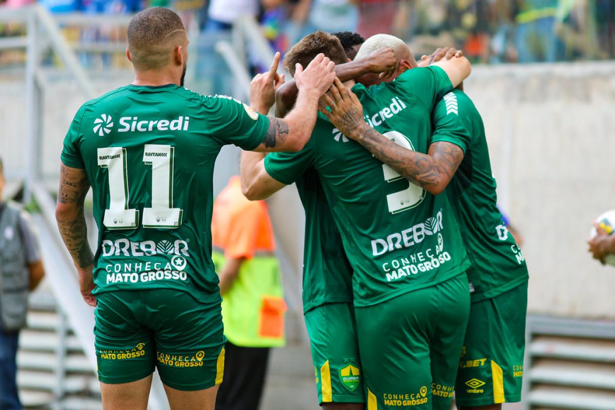 ENTRE OS GRANDES: Ao vencer o Coritiba por 2 a 1, o Cuiabá garante permanência na Série A do Brasileirão