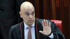 DEFESA DA DEMOCRACIA:   Alexandre de Moraes manda bloquear 43 contas bancárias de empresários que financiam atos golpistas