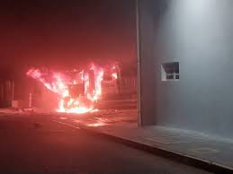 BANDITISMO: Baderneiros que bloqueiam rodovias em MT invadem pedagio na BR-163, perfuram viatura com tiros e incendiam ambulância e caminhão-guincho de concessionária