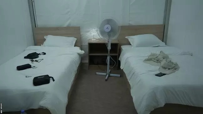 “ROUBADA”: Quarto improvisado em tenda no Catar custa R$ 1070 a noite por pessoa, sem banheiro ou ar-condicionado; apenas com um ventilador “merreca”