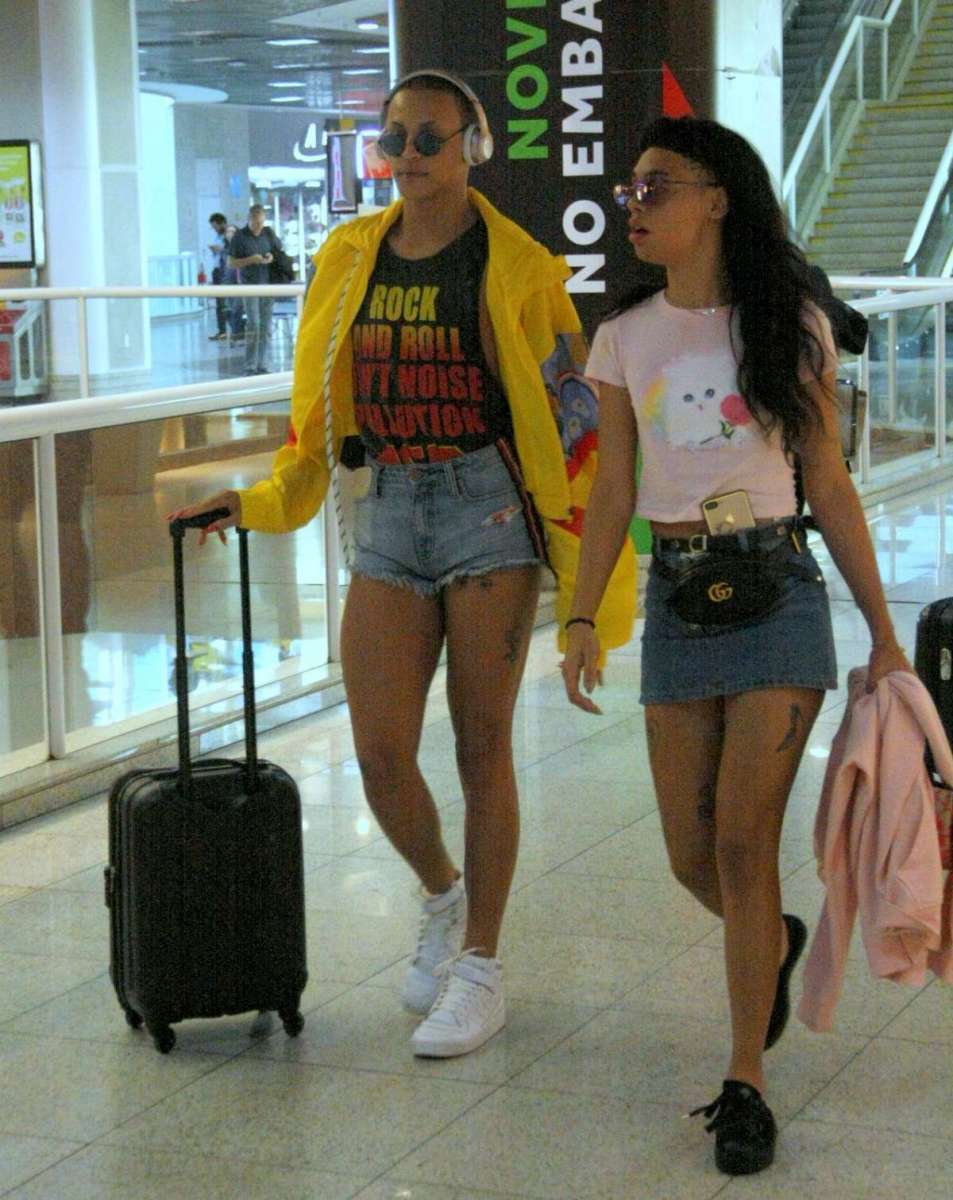  De shortinho e sem peruca, Pabllo Vittar embarca em aeroporto do Rio