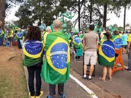 INCONFORMADOS COM TUDO: Bolsonaristas ignoram estreia da Seleção e vaiam gols do Brasil em frente a quartel