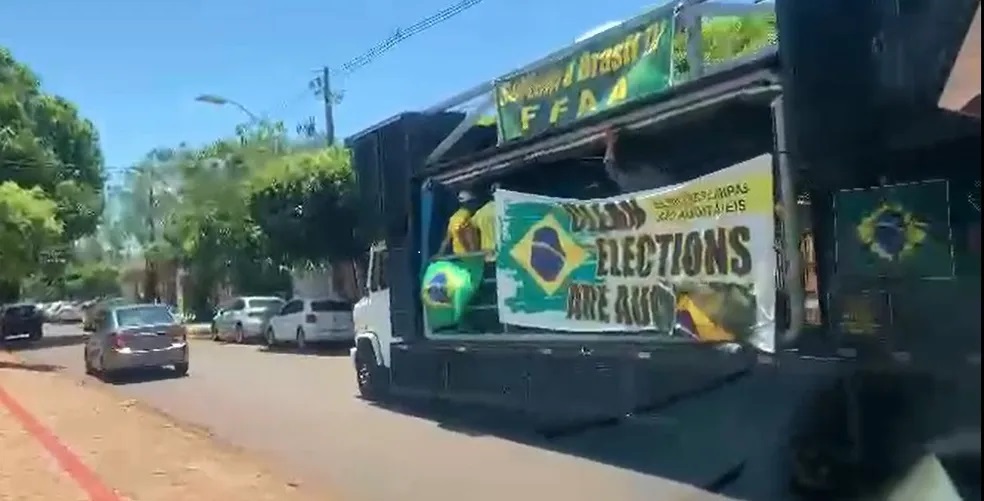 SE A MODA PEGA... PF apreende caminhão de som e detém 5 pessoas no MS por convocar moradores de Dourados para participar de ato golpista