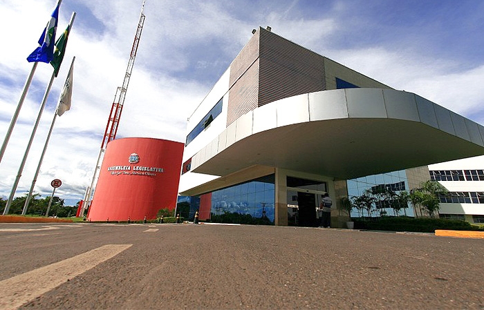 FINAL FELIZ: TCE e AL articulam e Governo de MT e Prefeitura de Cuiabá abandonam “briga besta”, fazem as pazes e concordam em asfaltar 11 bairros