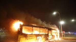 BADERNA: Bolsonaristas promovem atentados iguais atos terroristas, em Brasília; golpistas incendeiam 5 ônibus e 8 carros e tentam invadir sede da PF