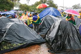 BAGUNÇA E SUJEIRA: Acampados com pedidos de golpe e intervenção militar é um “desrespeito às Forças Armadas”, afirma Lula; presidente diz que após tomar posse, vai determinar a desobstrução dessas áreas