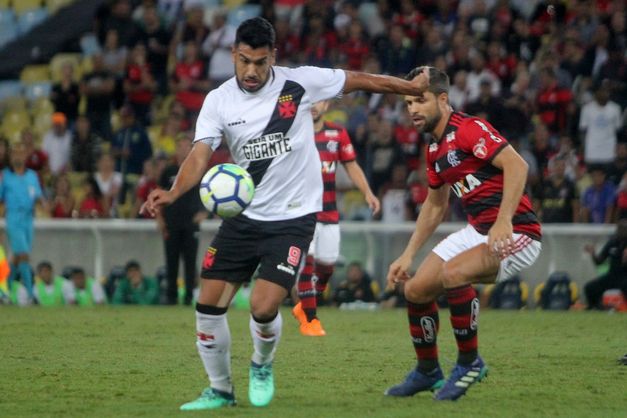 Flamengo e Vasco empatam em clássico sem brilho e com quatro expulsos no Maracanã