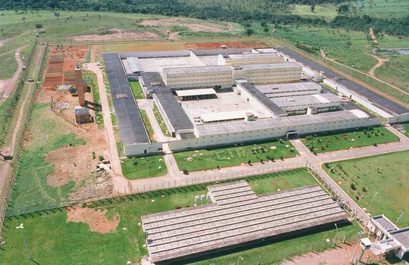 “FÉRIAS NA PAPUDA”: Terroristas, vândalos e desocupados que achavam ter “tomado o poder”, são conduzidos presos para complexo penal