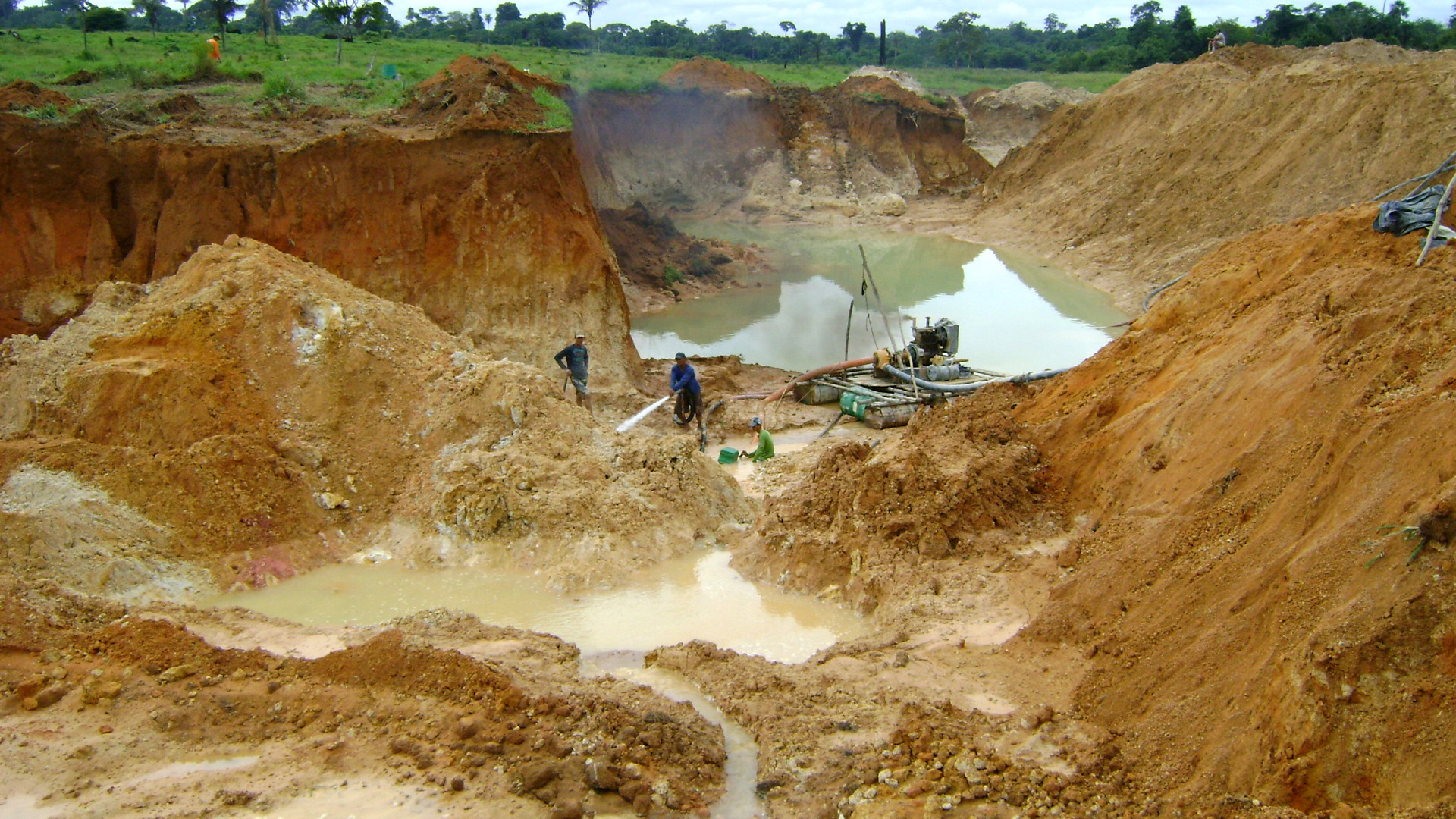 Miséria e violência são marcas associadas aos garimpos ilegais, além da contaminação da água e solo