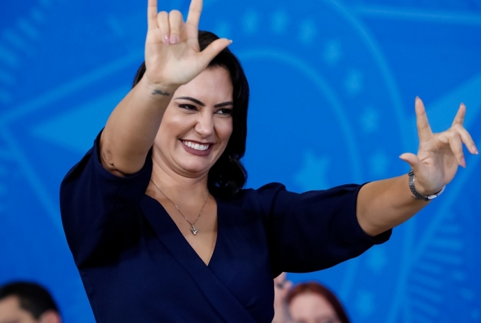 Michelle nega e debocha, mas não explica trambique de Bolsonaro para trazer joias milionárias ao Brasil