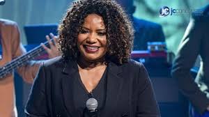 COMPARE O PERFIL DA CADA QUAL:  Mulher que representa cultura brasileira é atacada pela xenofobia odiosa e fascista de pastor. Saiba quem é quem