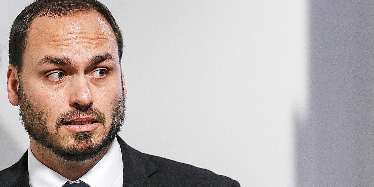 Esvaziamento do bolsonarismo se confirma com o abandono de Carlos do comado das redes sociais do pai