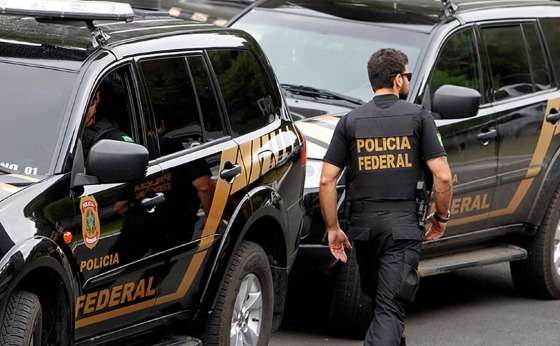 Alexandre manda PF fazer buscas na casa de Bolsonaro; ex-ajudante de ordens  é preso; grupo queria manter 