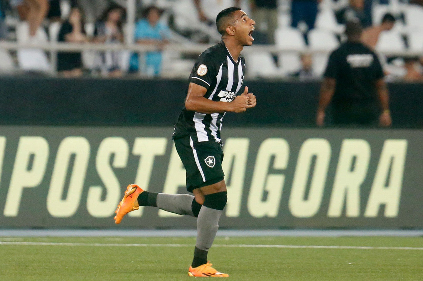 Com time misto, Botafogo passa por cima do Atlético MG e segue líder 100% do Brasileirão; nesta qunta (11), Fogão encara o Cornthians