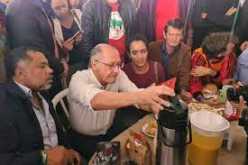 TEMPOS NOVOS: Alckmin é chamado de ‘guerreiro do povo brasileiro’ em feira do MST