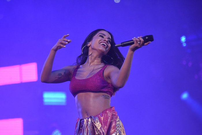 Anitta transforma Copacabana em baile funk e leva público ao delírio