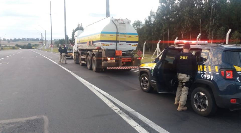 AEROPORTO MARECHAL RONDON: PRF intervém, faz escolta de caminhões-tanque e garante o abastecimento de combustível 