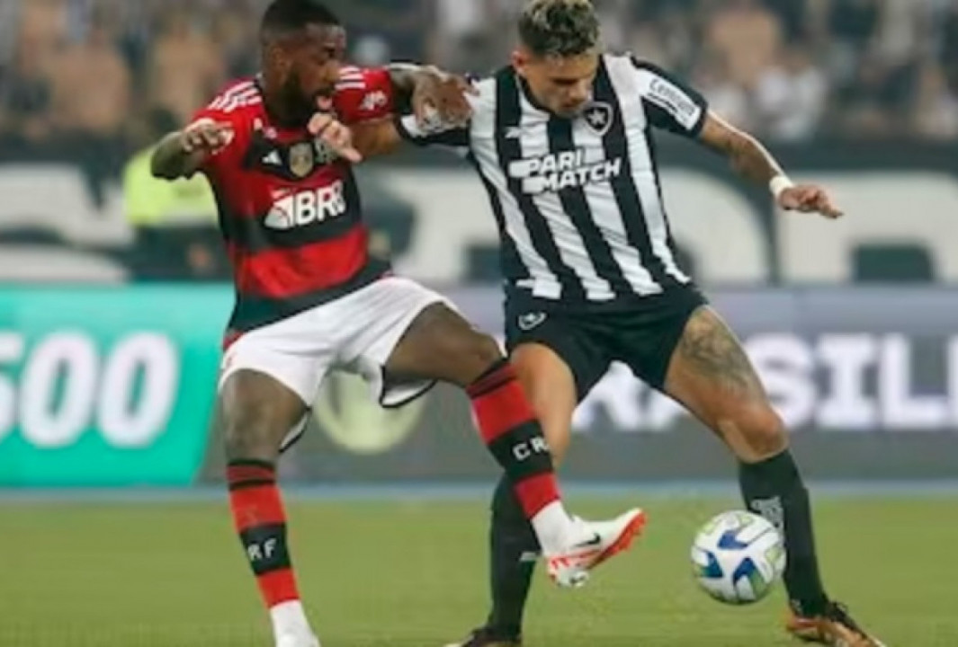 Flamengo vence o líder Botafogo no Nilton Santos e ameniza a crise