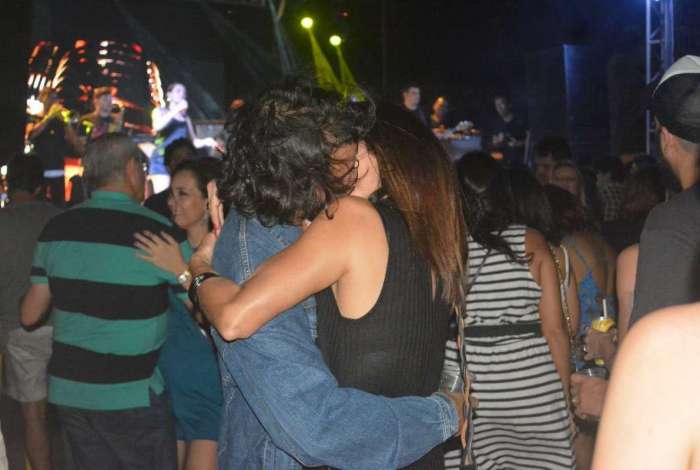   Fátima Bernardes e Túlio Gadelha beijam muito e dançam forró em show