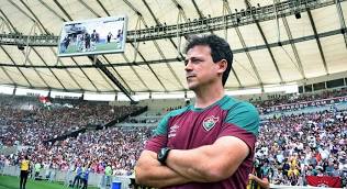 Após sofrer derrota para o Botafogo, no comando do Fluminense, Fernando Diniz desembarcou em Cuiabá na noite de domingo; ele vai dirigir a Seleção contra a Venezuela, na Arena Pantanal, na quinta