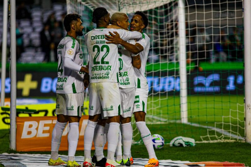 Cuiabá goleia Coritiba por  3 a 0  em jogo na casa do adversário; equipe mato-grossense vai se consolidando entre os grandes do futebol