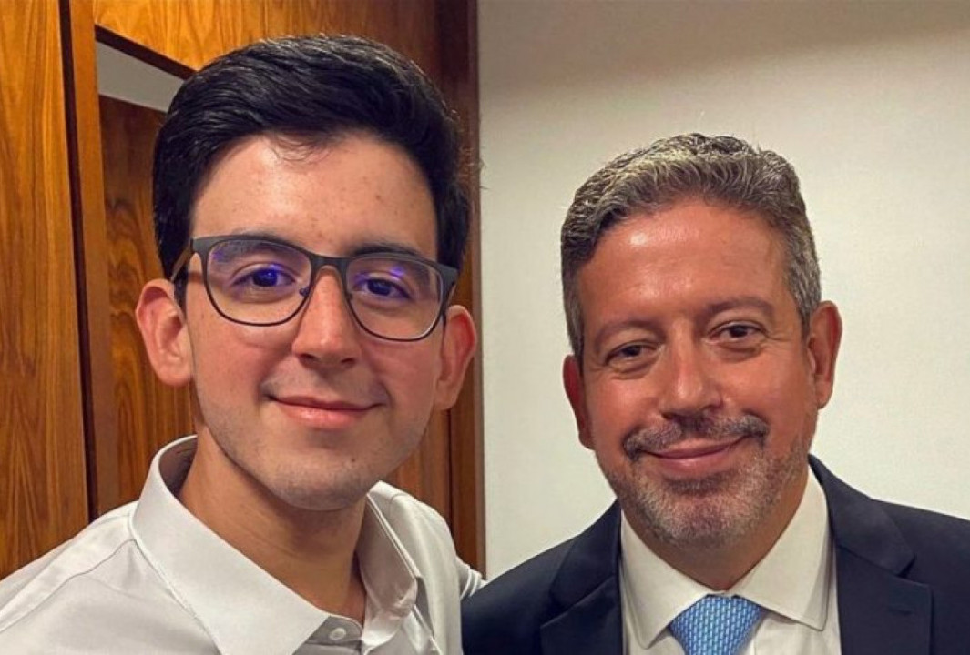 TAL E QUAL: Filho de Arthur Lira negocia publicidade da Caixa; sócia é filha de envolvido no caso 