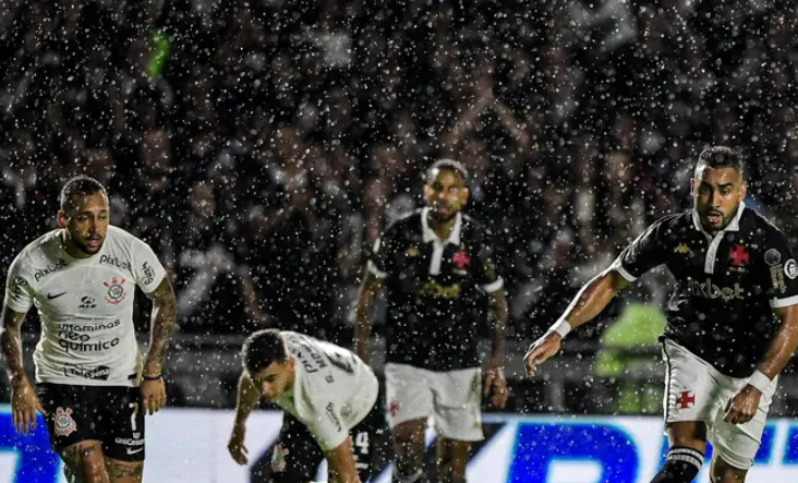 Corinthians vence o Vasco de virada e se afasta do risco de rebaixamento no Brasileirão