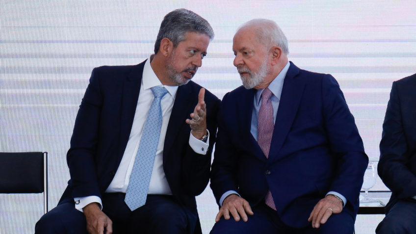 Lula descarta troca de Padilha e confronta Lira após pressão