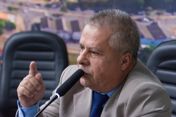 Presidente da Câmara ameaça “serrar” todas as placas de estacionamento rotativo